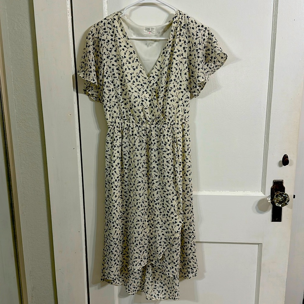 Sienna Sky Size M. Cream and tiny blue flower summer dress.